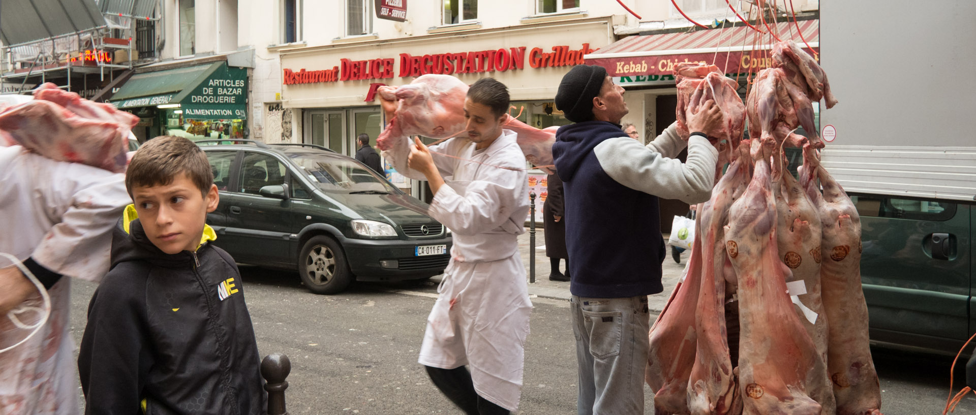 Livreurs de viande, rue du faubourg Saint-Denis, à Paris.