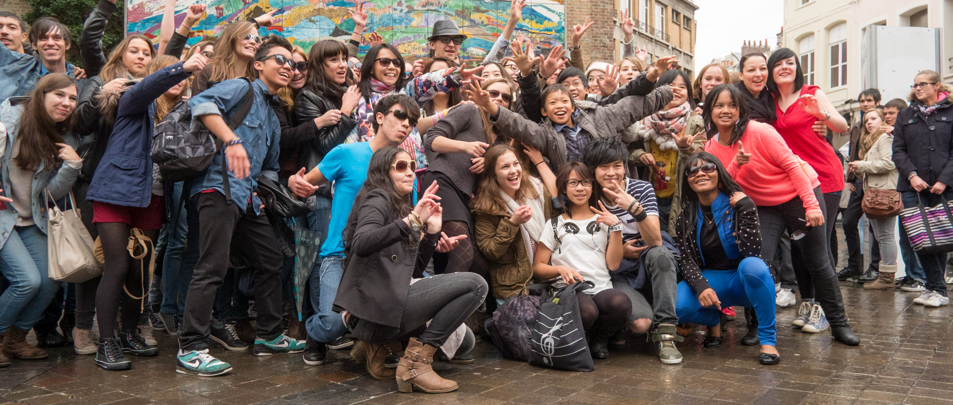 Photo de groupe après une démonstration de flashmob, rue de Béthune, à Lille.