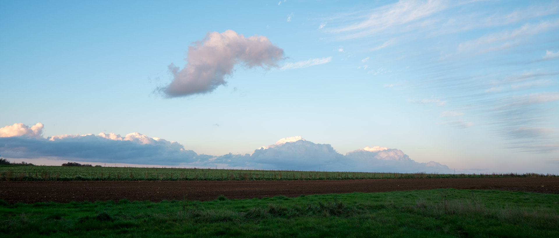 Ciel nuageux sur l'autoroute A1, en Picardie.