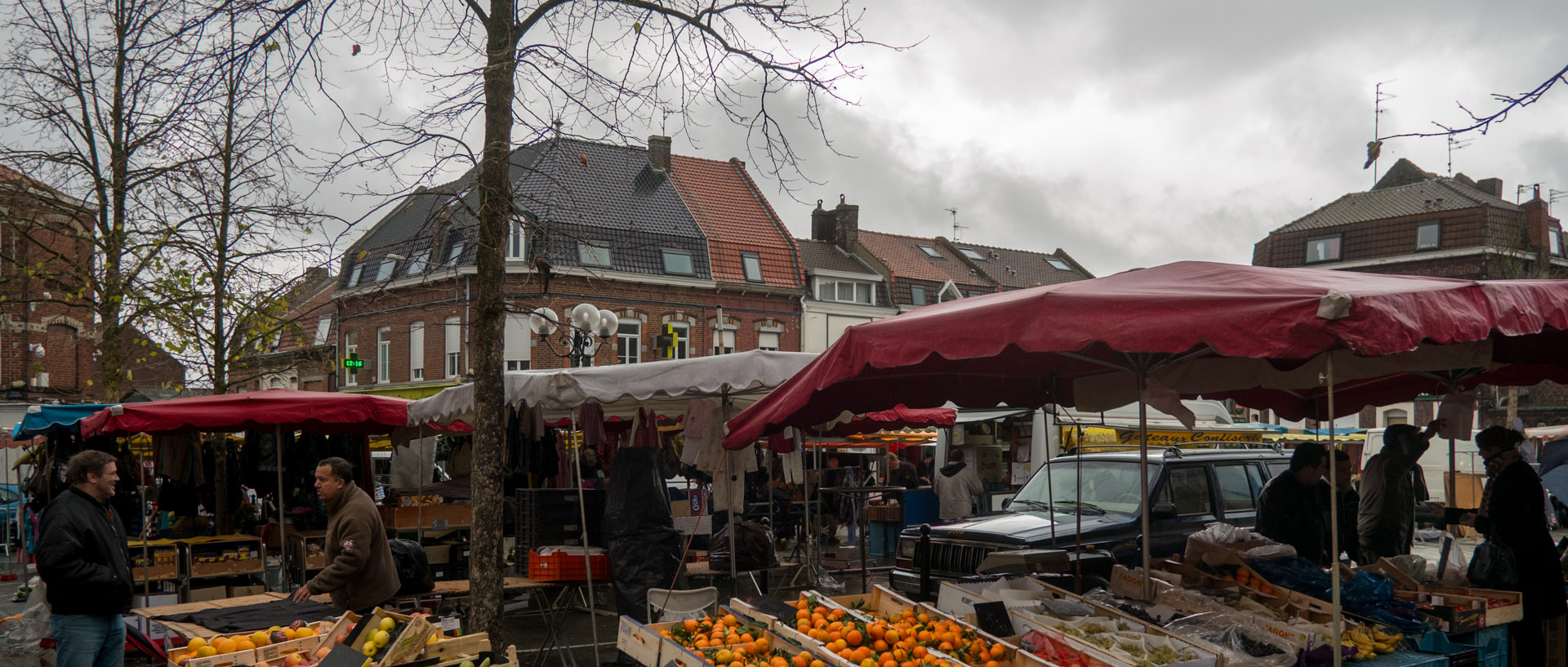 Le marché Saint-Pierre sous la pluie, place de la Liberté, à Croix.