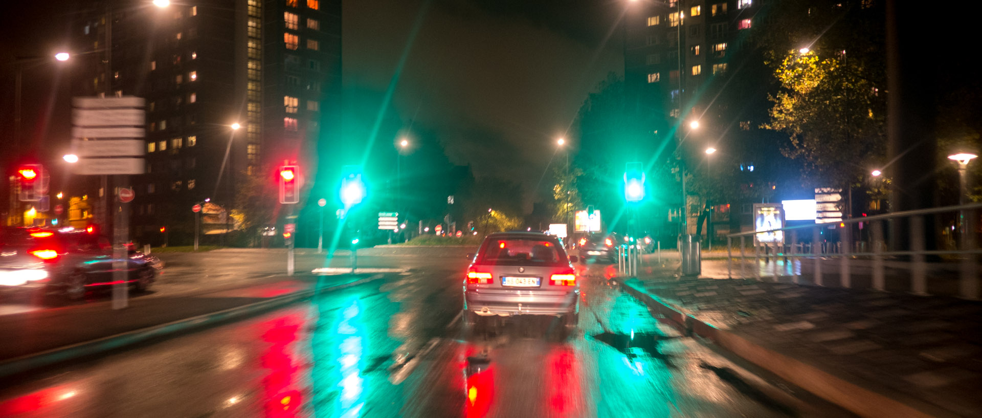 Pluie, la nuit, boulevard du Président-Hoover, à Lille.
