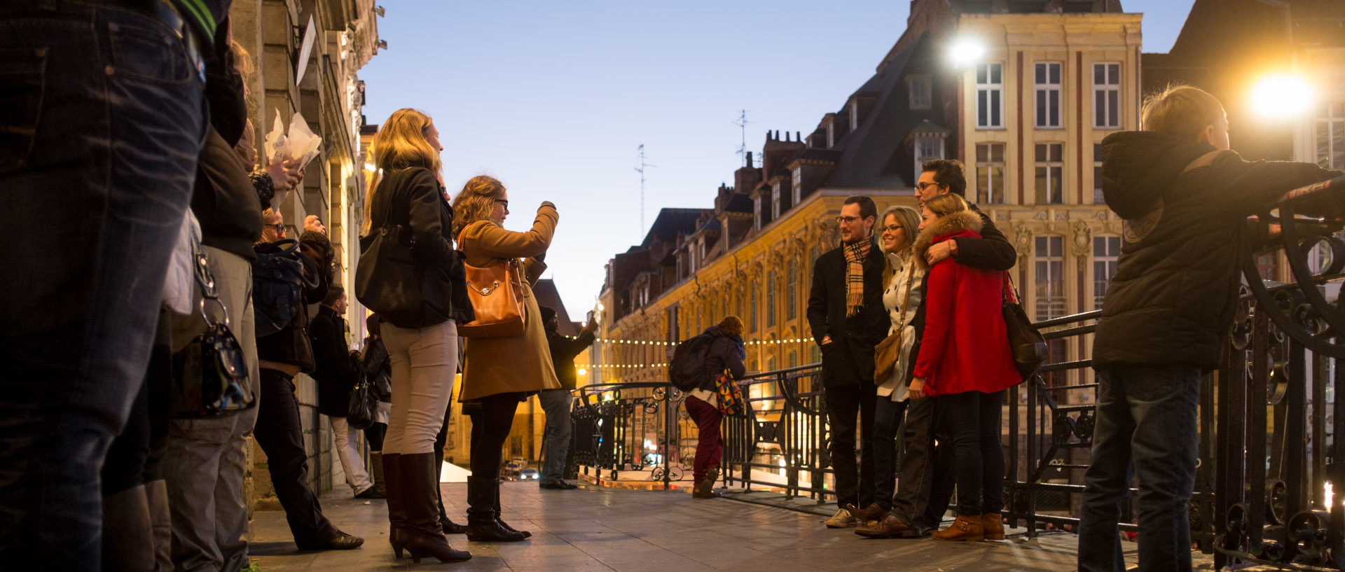 Famille se photographiant avec un téléphone portable, place du Général-de-Gaulle, à Lille.