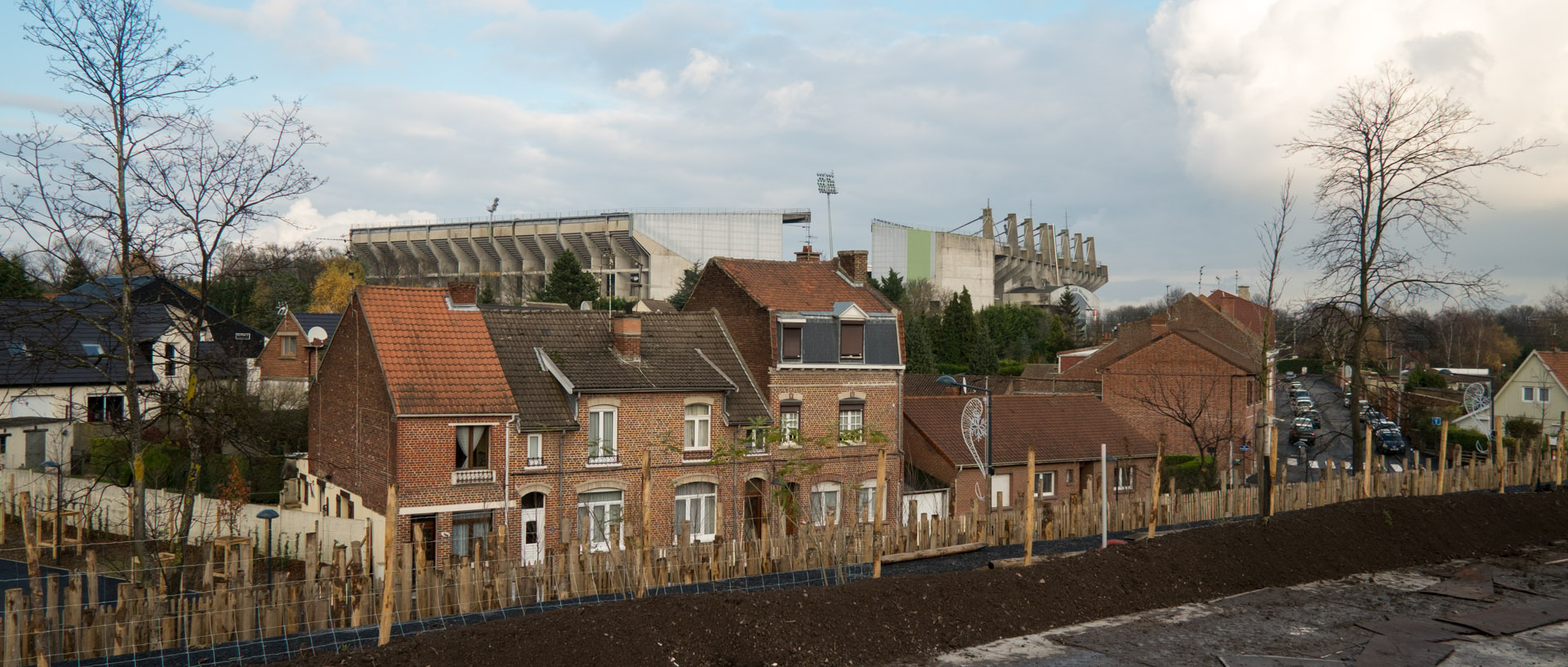 Le stade Bollaert vu depuis le site du Louvre Lens.