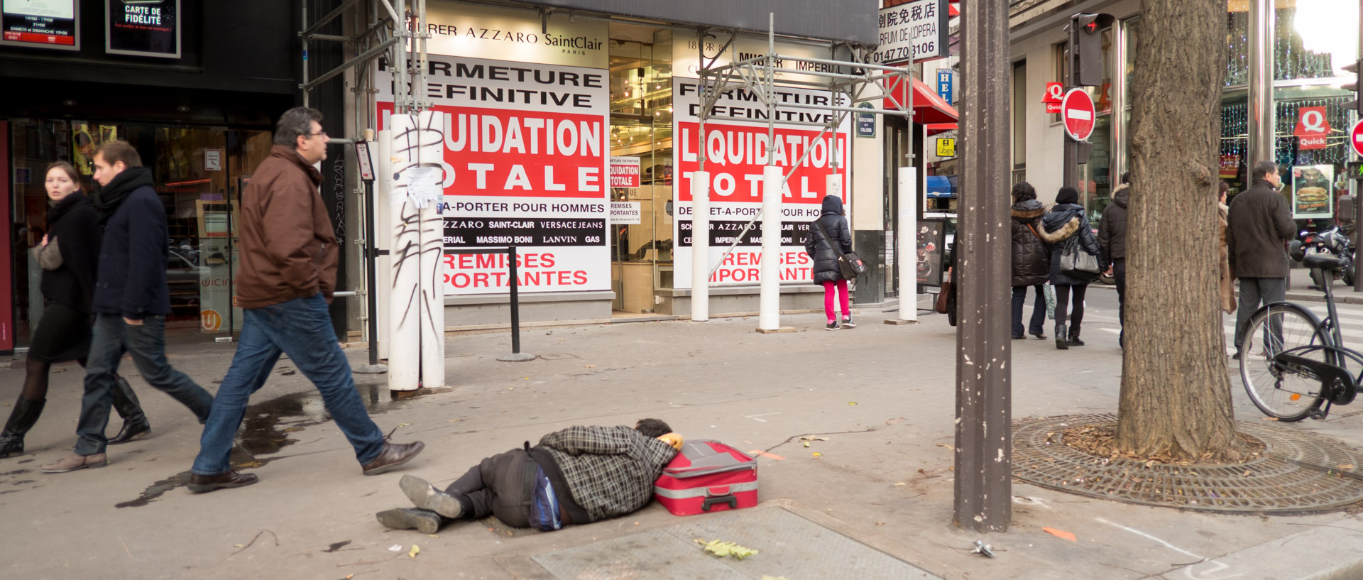 SDF dormant sur le trottoir, boulevard des Capucines, à Paris.