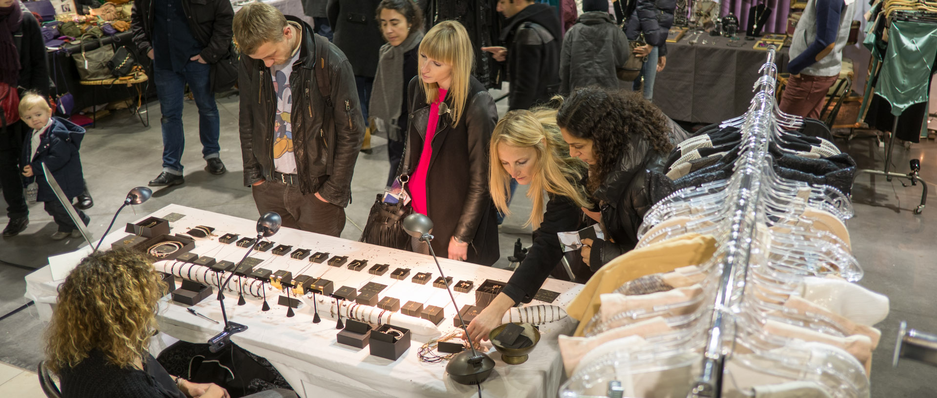 Vente de bijoux au marché des modes, à l'ENSAIT de Roubaix.