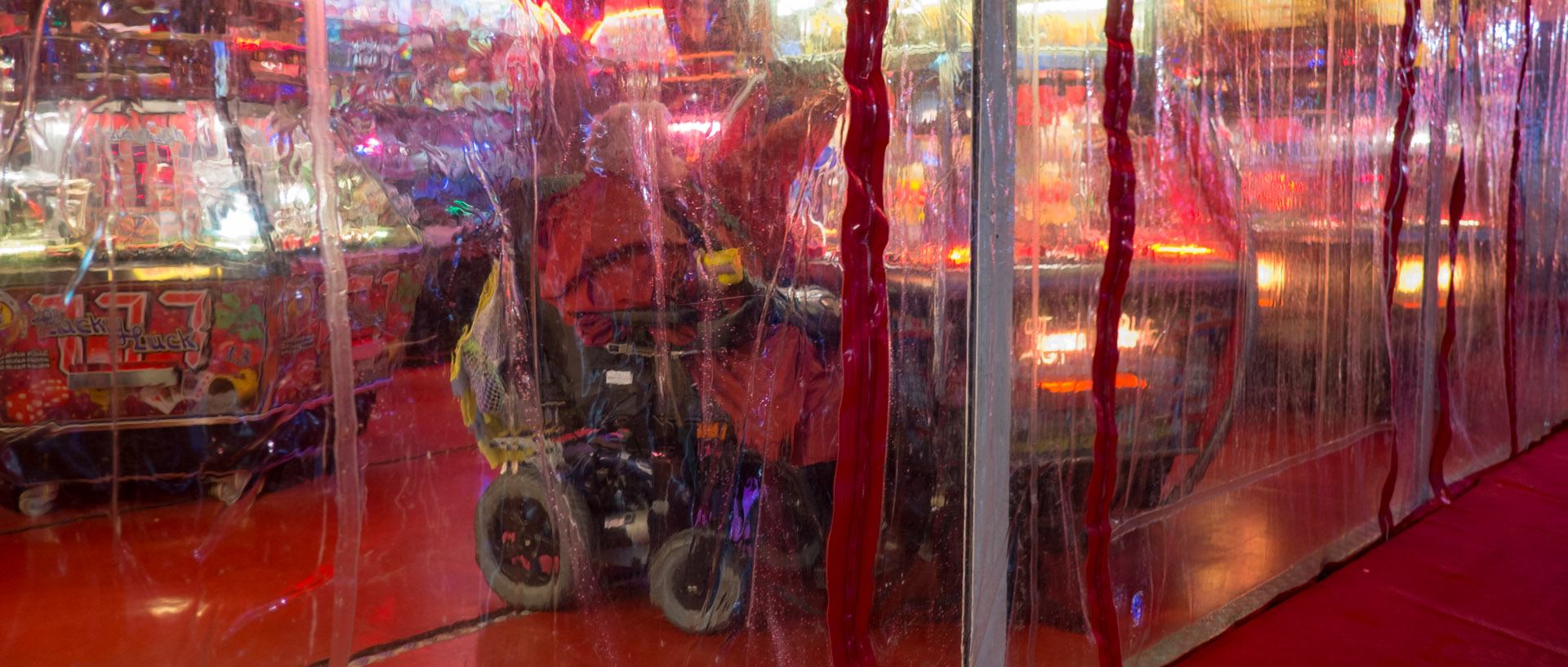 Femme handicapée jouant dans un stand de fête foraine, place de la République, à Tourcoing.