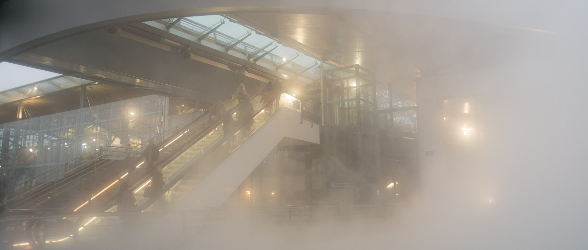 Nuage de brume, intallation de l'artiste Fujiko Nakaya pour Fantastic, gare de Lille Europe.