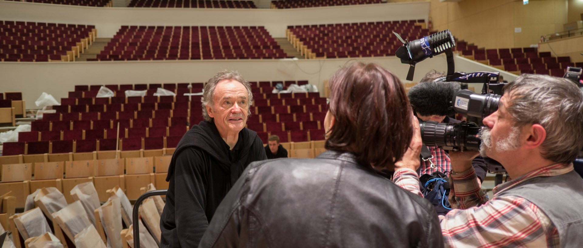 Le chef d'orchestre Jean-Claude Casadesus interviewé par FR3, dans le nouvel auditorium du Nouveau Siècle, à Lille.