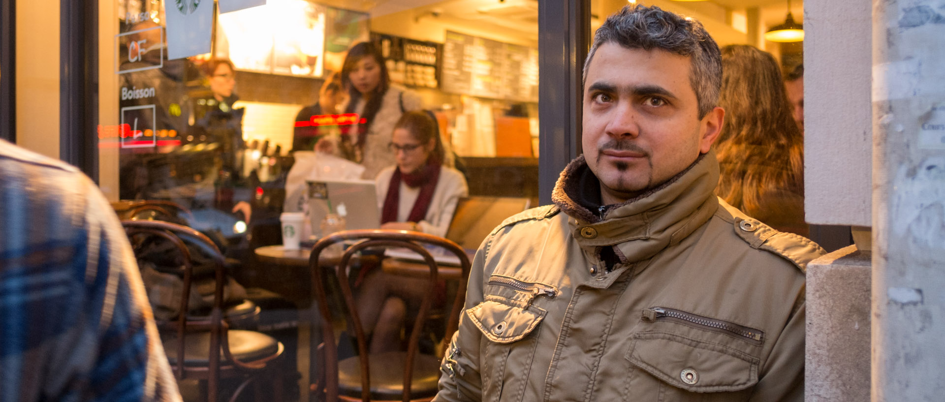 Homme devant un café, rue Saint-Lazare, à Paris.