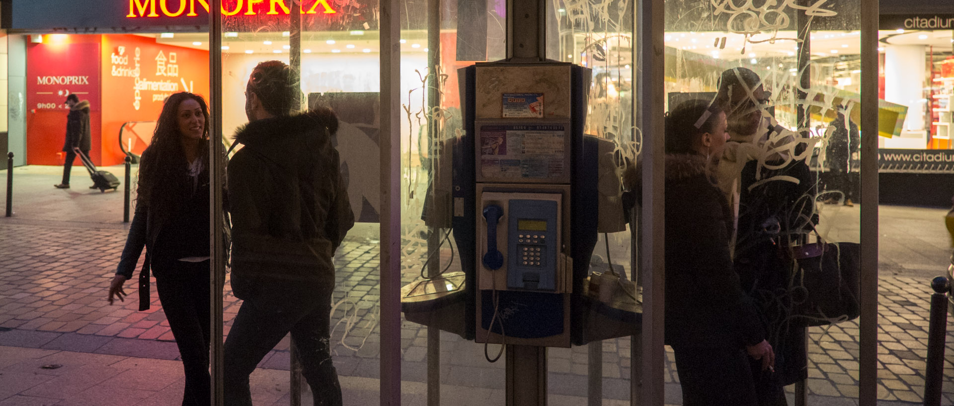 Fumeurs dans une cabine téléphonique, rue Caumartin, à Paris.