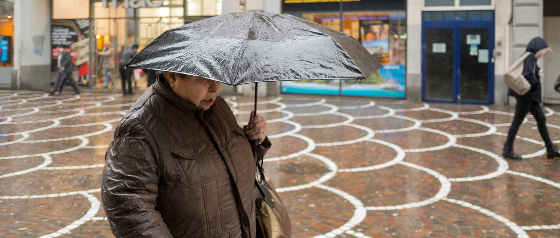 Femme sous la pluie, rue du Secrétaire Arembault, à Lille.