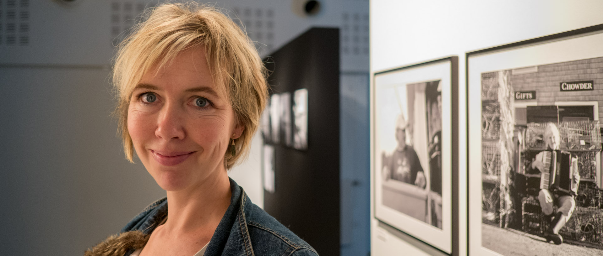 La photographe Antonia Small, lors du vernissage de son exposition, à la Maison Folie Beaulieu, à Lille Lomme.