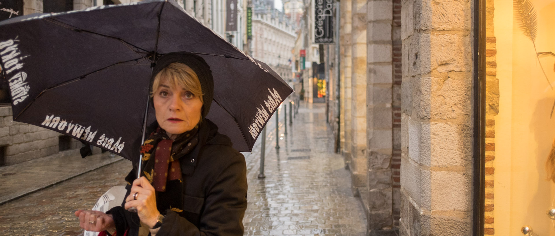 Femme sous un parapluie, rue Lepelletier, à Lille.
