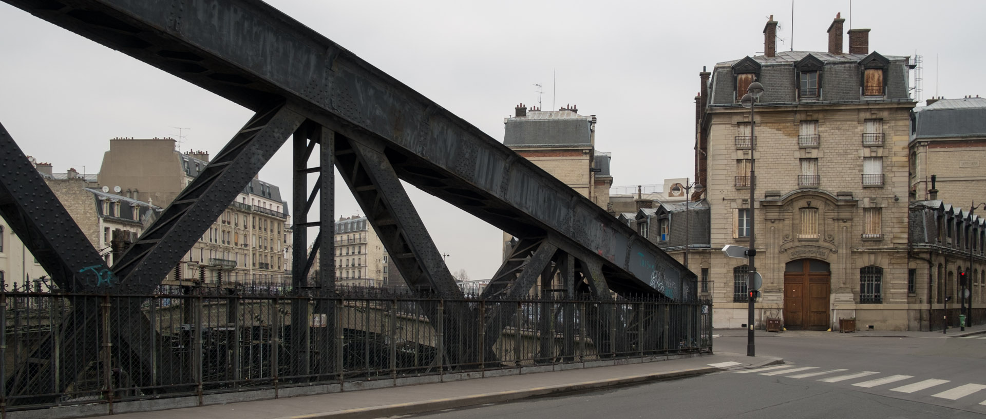 Pont de chemin de fer, rue de l'Aqueduc, à Paris.