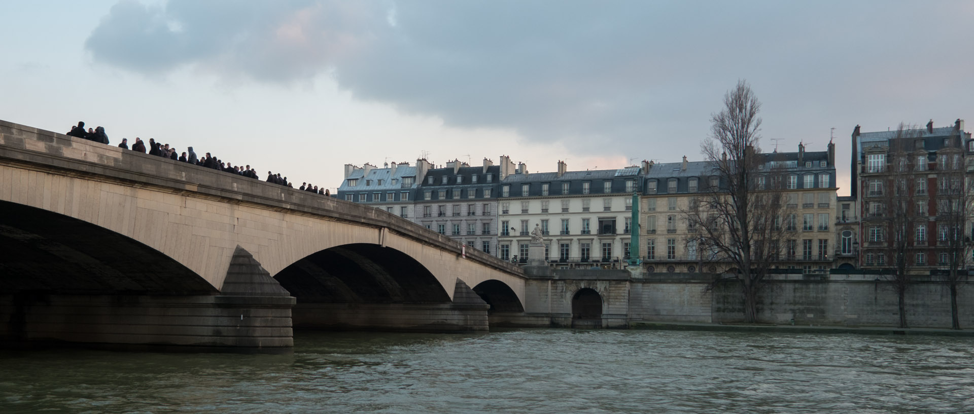 Attroupement, pont du Carrousel, à Paris.