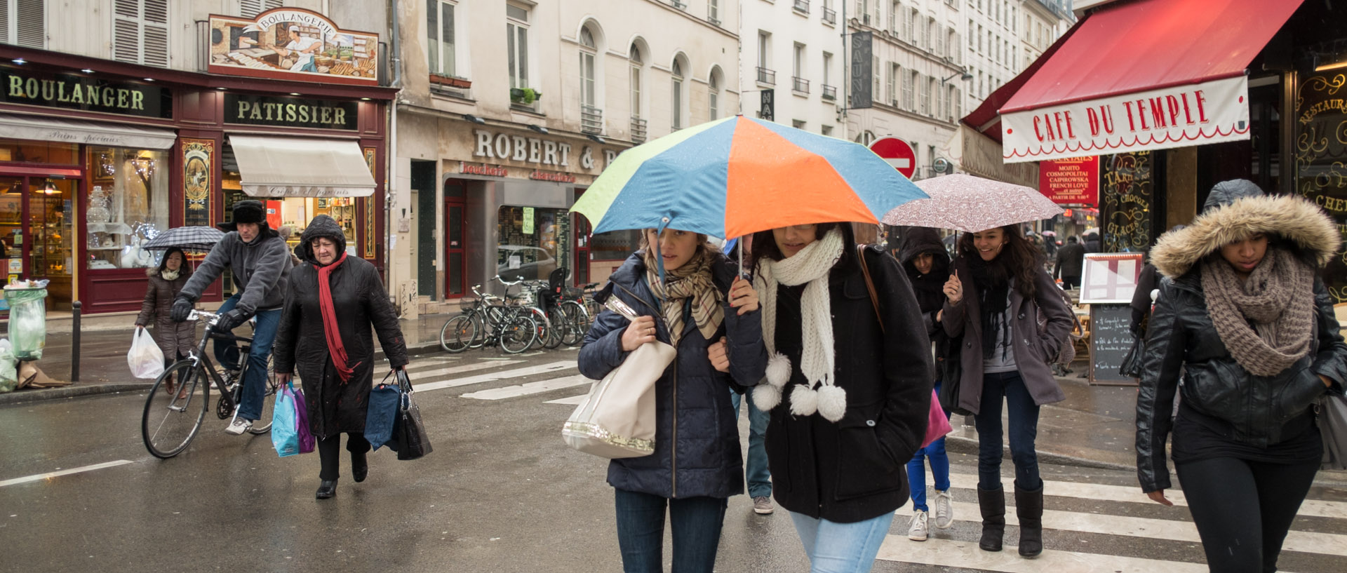 Passants sous a pluie, rue du faubourg du Temple, à Paris.