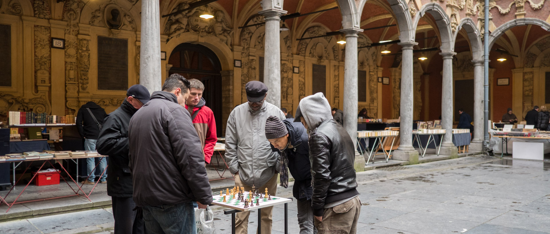 Partie d'échecs à la vieille bourse de Lille.
