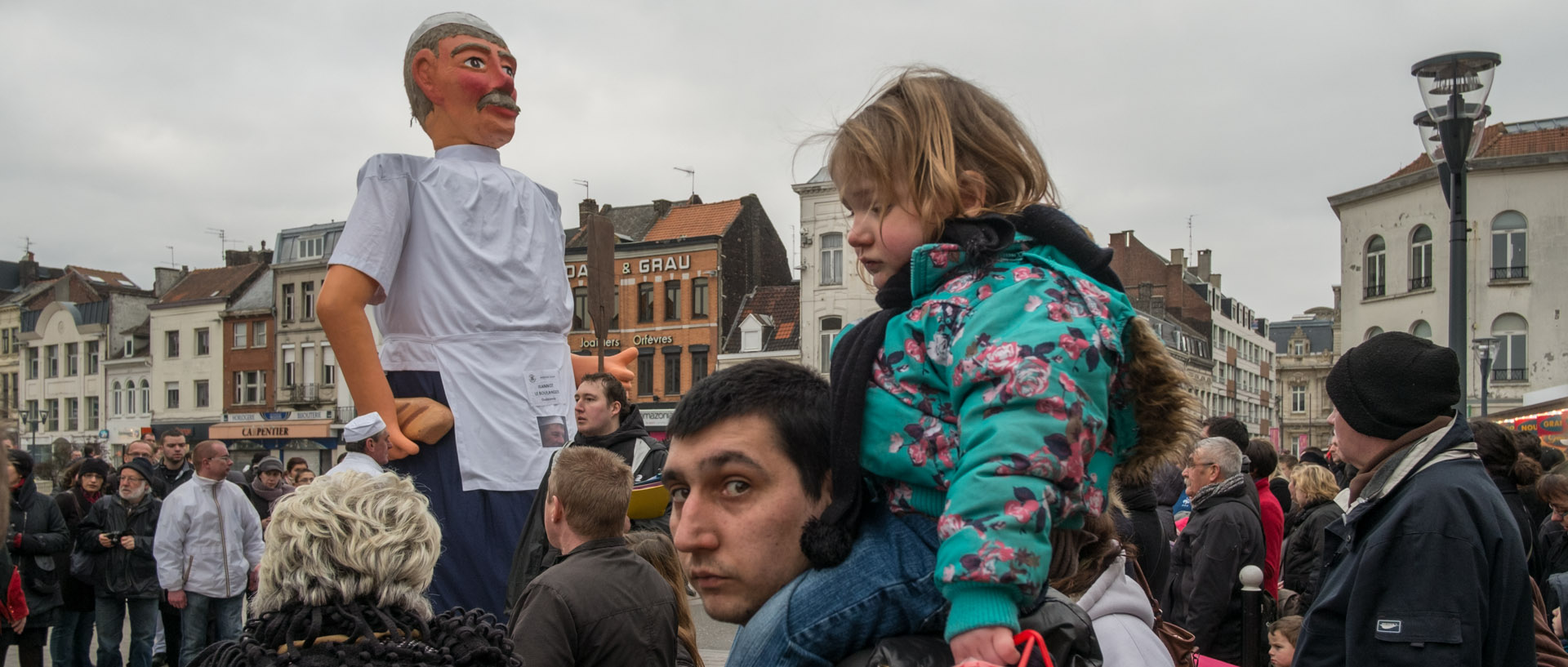 Un père et sa fille pendant le défilé des géants, du week-end Geant, à Tourcoing.