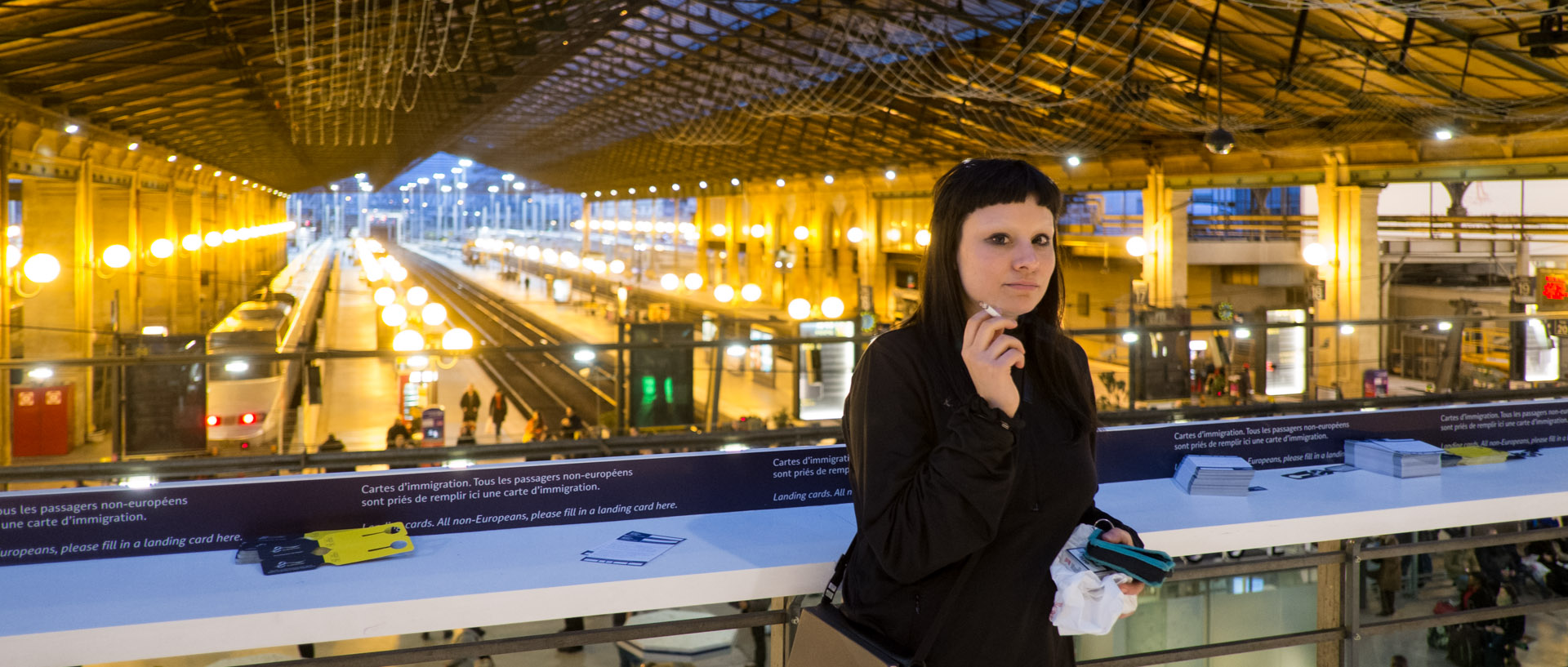 Jeune femme dans le centre d'embarquement pour l'Eurostar, gare du Nord, à Paris.
