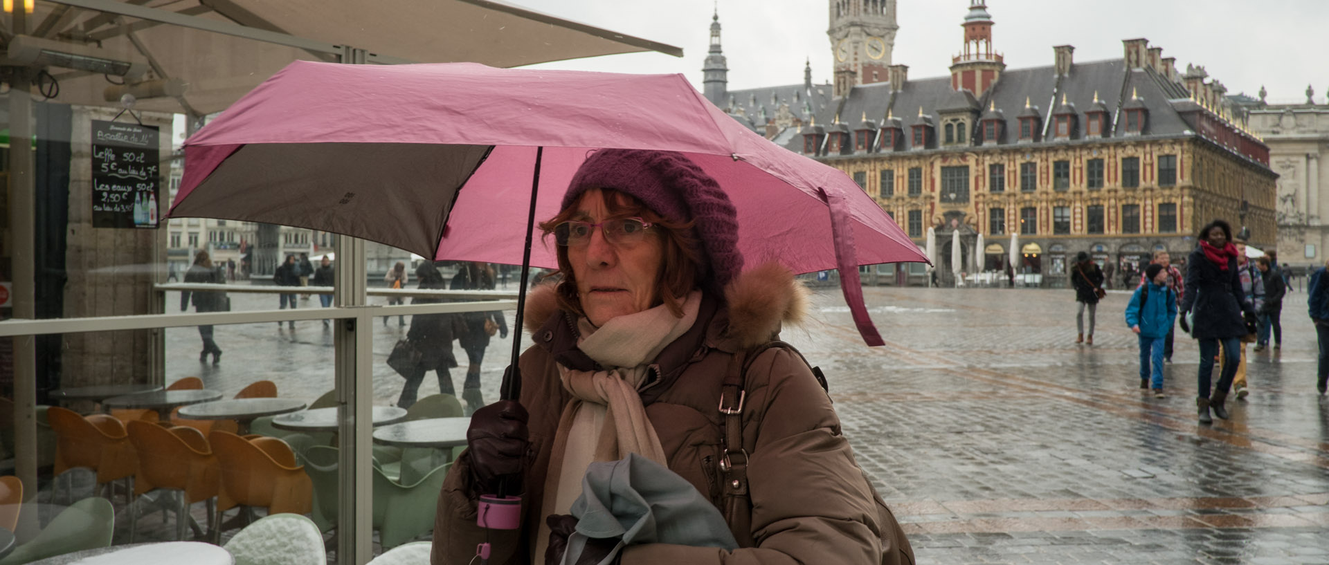 Femme avec un parapluie, place du Général-de-Gaulle, à Lille.