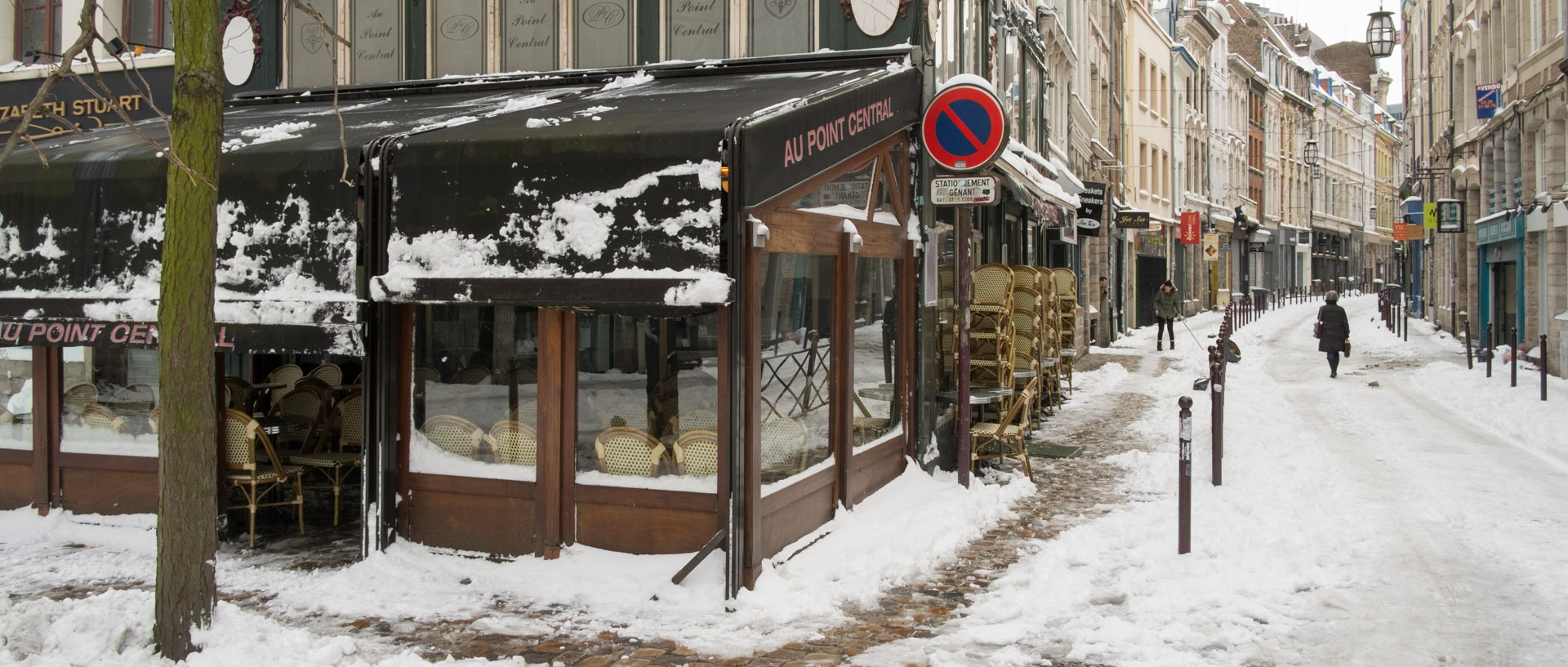 Passante, rue de la Clef, sous la neige, à Lille.