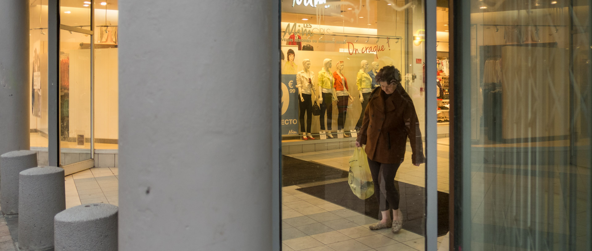 Femme sortant d'un centre commercial, rue Gambetta, à Wazemmes, Lille.