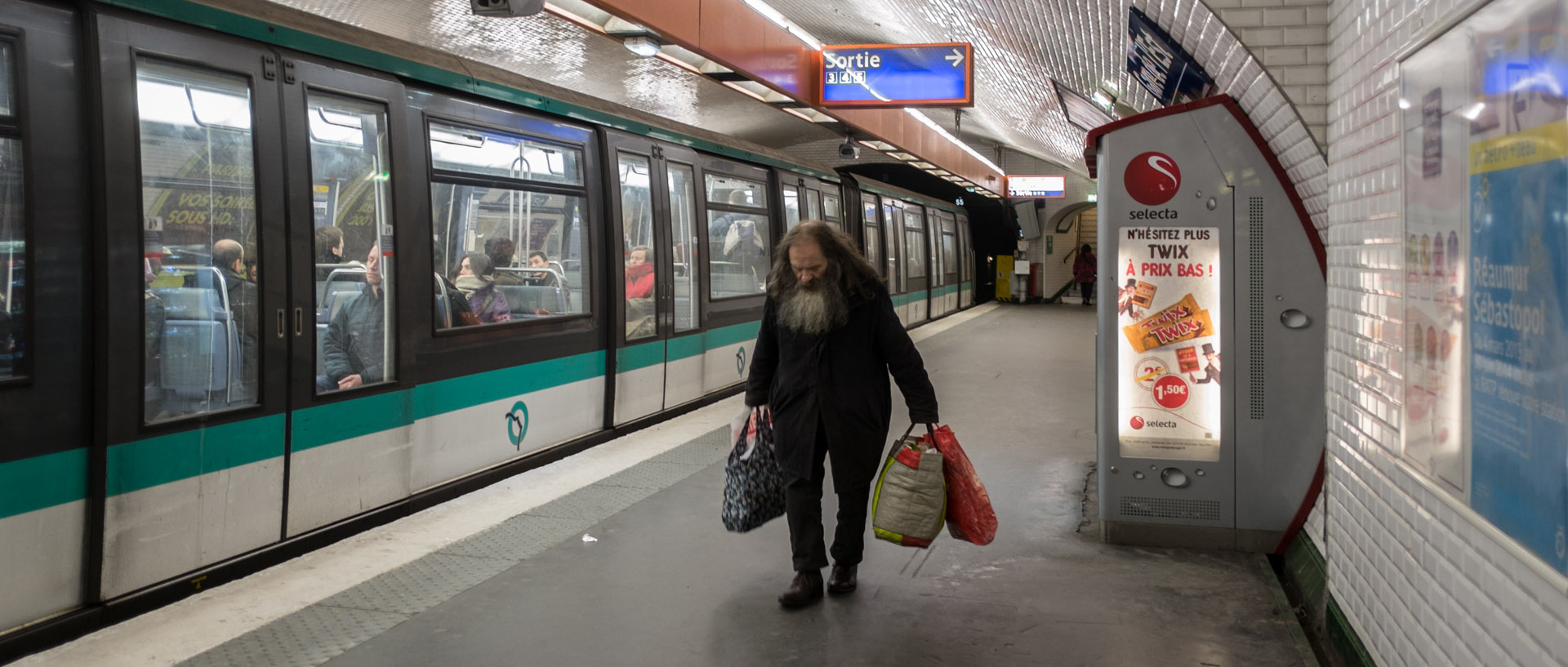 Vieil homme sur un quai de métro, à Paris.