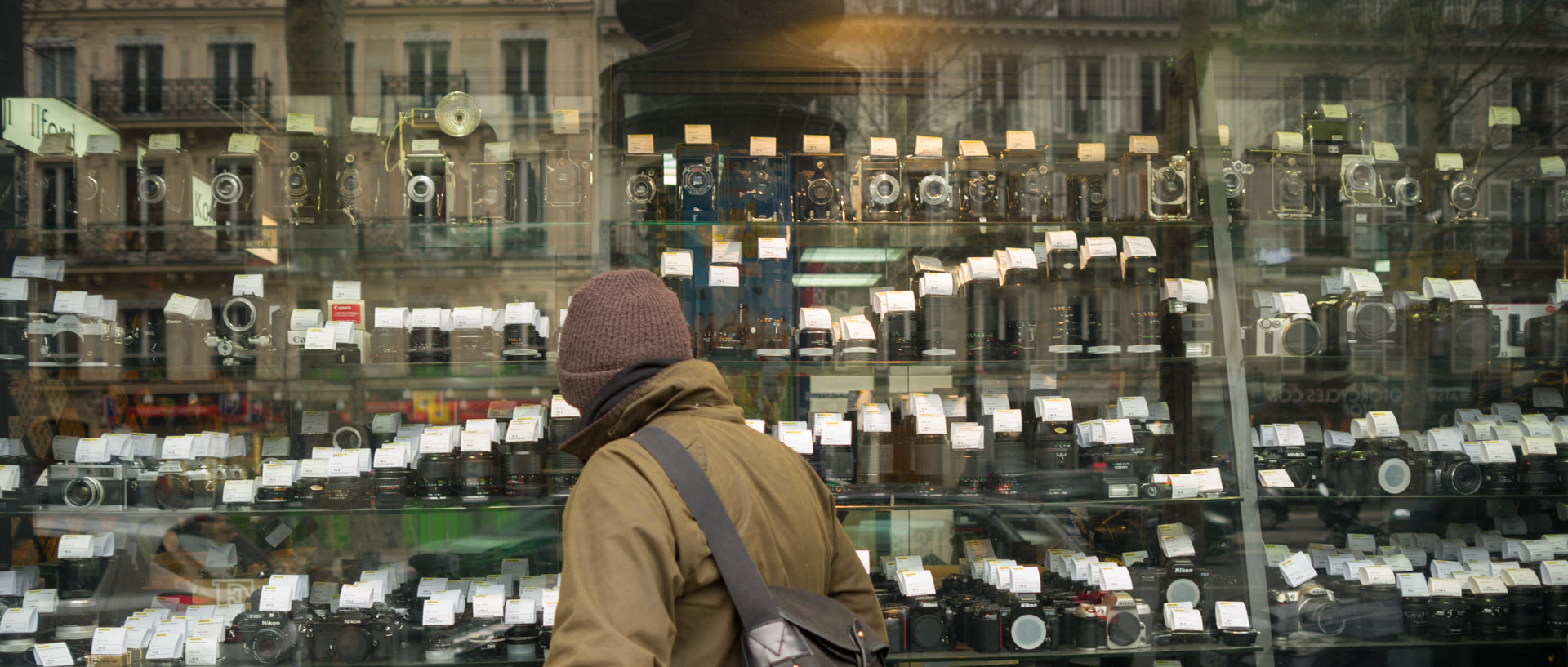 Devant une boutique d'appareils photo d'occasion, boulevard Beaumarchais, à Paris.