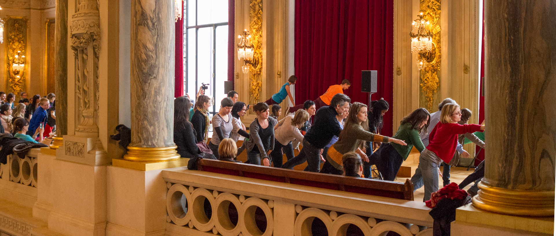 Le choregraphe Daniel Linehan invite le public à danser The Sun Came, durant un happy day, à l'opéra de Lille.