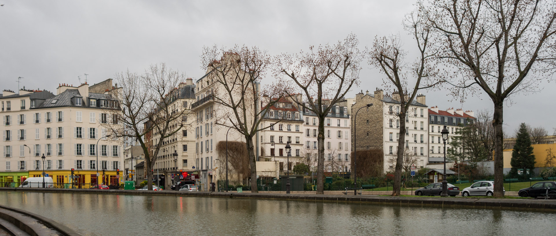 Immeubles, quai de Valmy, sur le canal Saint-Martin, à Paris.