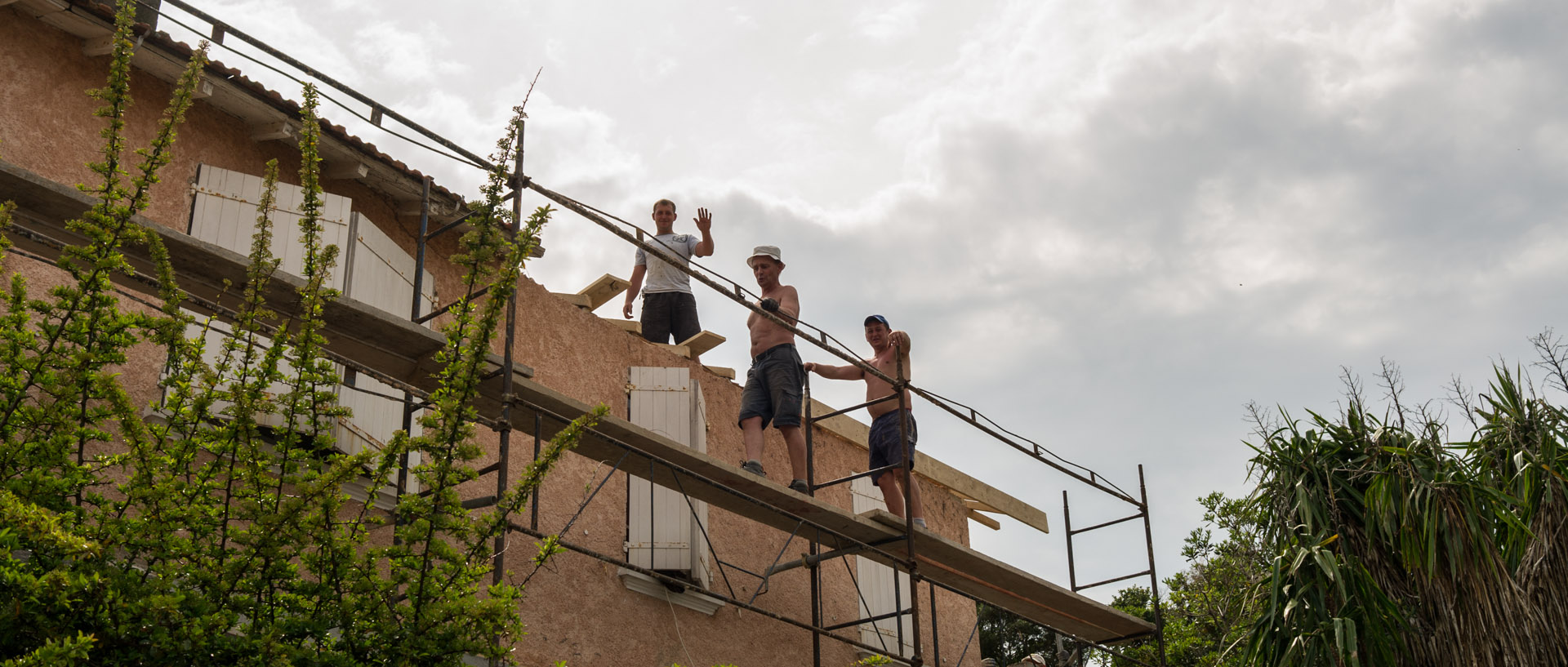 Ouvriers sur le chantier du café du Minimum, à l'île du Levant.