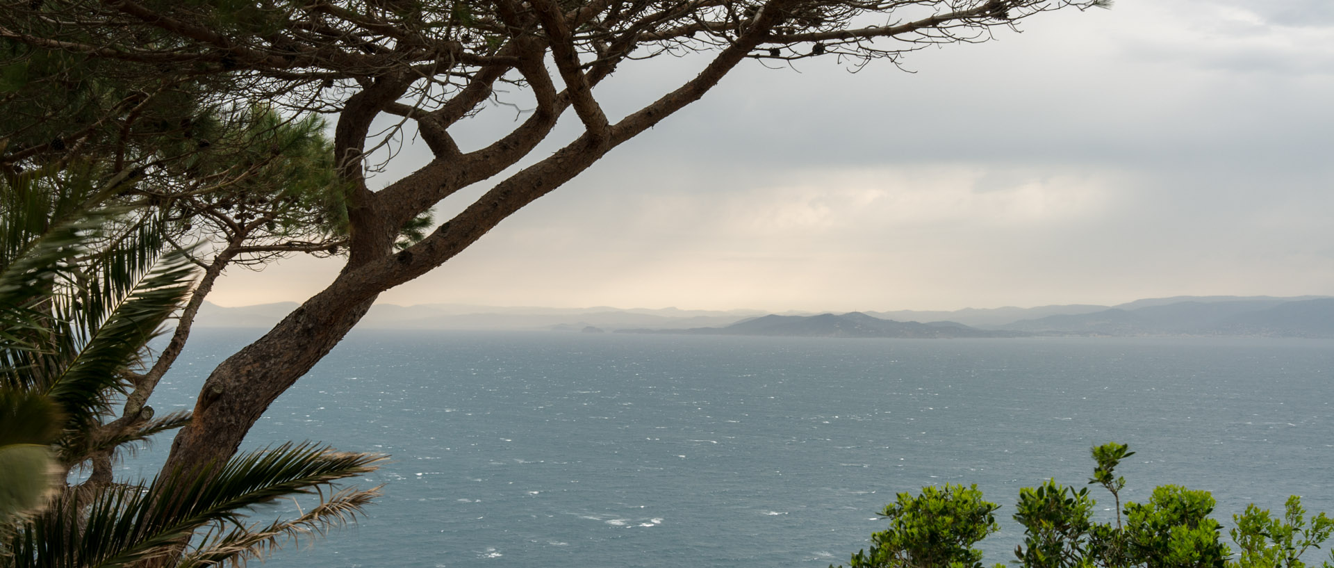 Le cap Bénat dans la grisaille, vu de l'île du Levant.