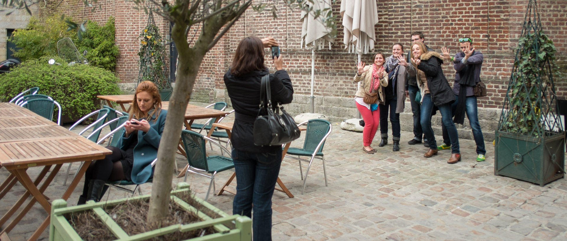 Photographie entre amis, place aux Oignons, à Lille.