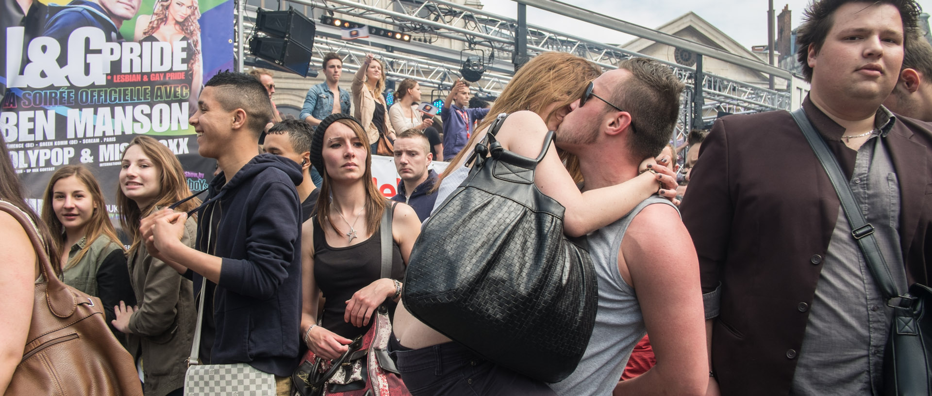 Samedi 1er juin 2013, 15:41, défilé de la lesbian et gay pride, place de la Gare, Lille