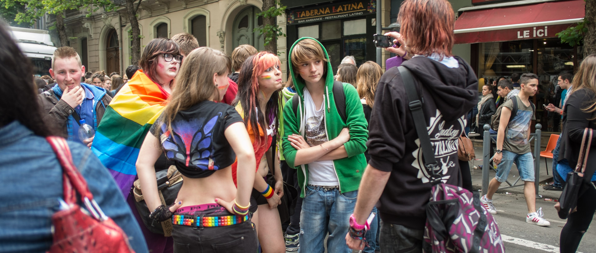 Samedi 1er juin 2013, 17:01, défilé de la lesbian et gay pride, rue Inkermann, Lille