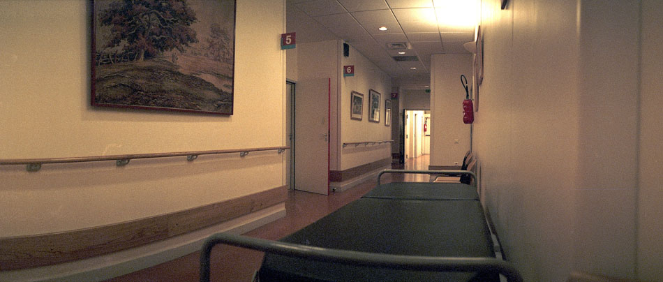 Jeudi 7 décembre 2006, un couloir de l'hôpital Bretonneau, à Paris.
