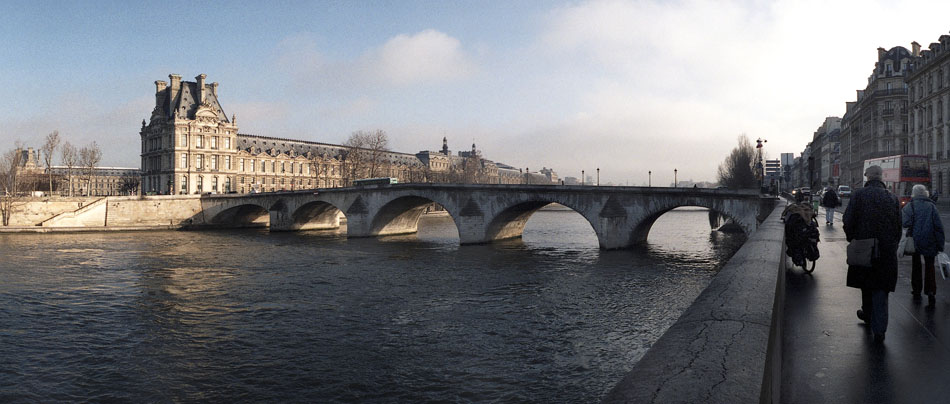 Mardi 12 décembre 2006, pont Royal, à Paris.