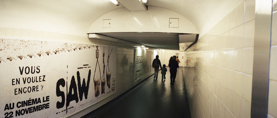 Mardi 14 novembre 2006, dans un couloir du métro, à Paris.