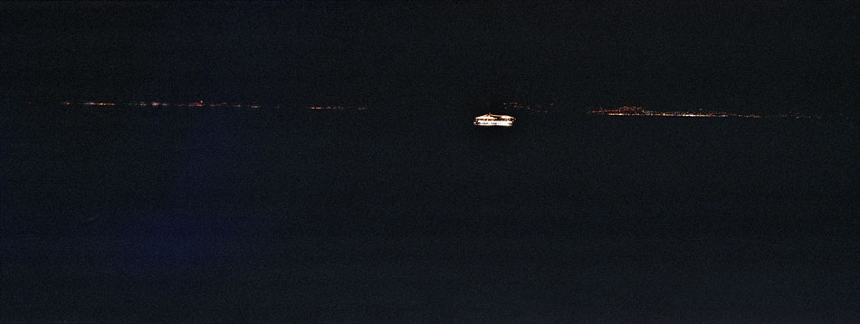 Samedi 4 août 2007, passage d'un paquebot au large du cap Bénat.