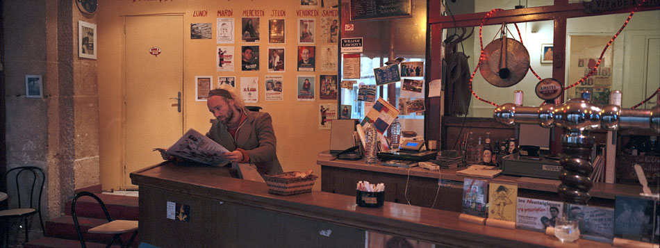 Mardi 6 février 2007, Cassandre, barman le jour, musicien la nuit, au Rénitas, rue de la Mare, à Ménilmontant, Paris.