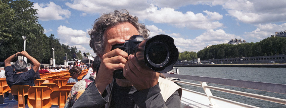 Mardi 17 juillet 2007, le photographe Jean-Baptiste Leroux sur un bateau-mouche à Paris.