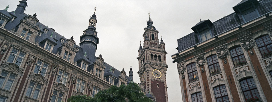 Jeudi 14 juin 2007, le beffroi de la chambre de commerce et d'industrie de Lille.