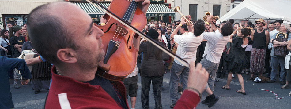 Mardi 1er mai 2007, l'Orchestre international du Vetex, devant la Maison Folie de Wazemmes, à Lille.