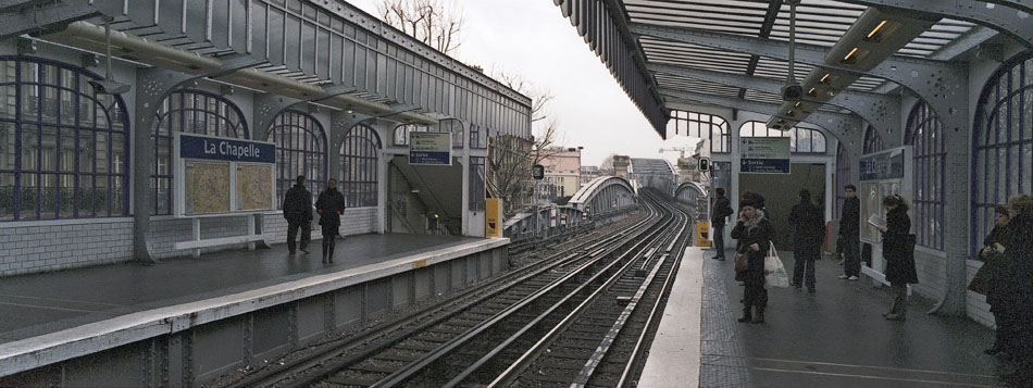 Lundi 19 mars 2007, la station de métro La Chapelle, à Paris.