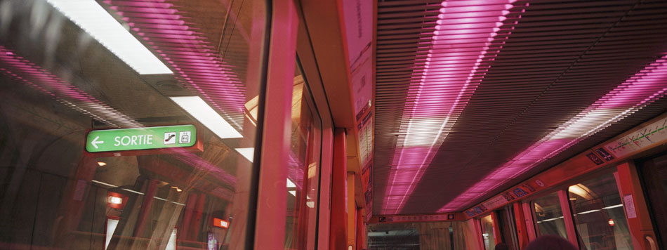 Jeudi 29 novembre 2007, le métro, ligne D, illuminé en prévision de la fête des lumières, à Lyon.