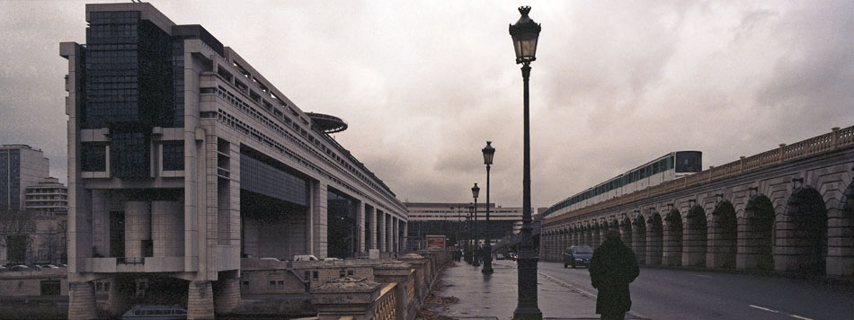 Vendredi 23 novembre 2007, le ministère des finances et le pont de Bercy, à Paris.