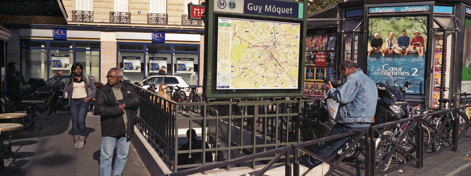 Lundi 22 octobre 2007, rue Guy-Môquet, à Paris.