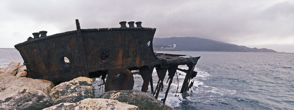 Jeudi 10 avril 2008, l'épave du Benzène au port de l'Aygade, à l'île du Levant.