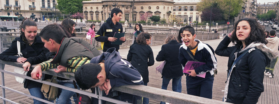 Mardi 8 avril 2008, jeunes touristes italiens, passerelle Solférino, à Paris.