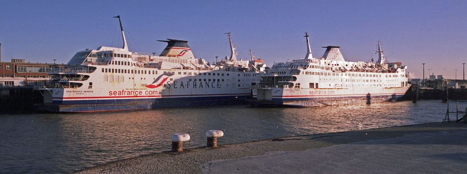 Samedi 12 janvier 2008, le "Manet' et le "Renoir" dans le port de Calais.